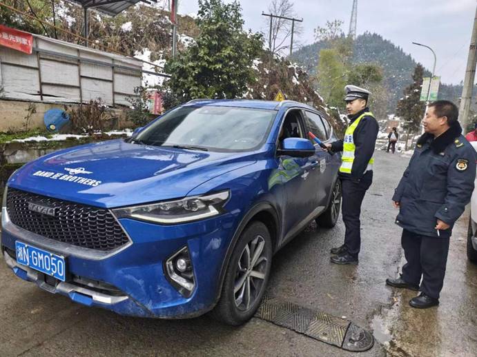1月26日，梨溪口鄉(xiāng)綜合行政執(zhí)法隊(duì)同片區(qū)派出所開展聯(lián)合執(zhí)勤，對(duì)騎乘摩托車不佩戴安全頭盔，無牌無證、駕駛轎車不系安全帶等違法行為開展勸導(dǎo)和查處。 (4)