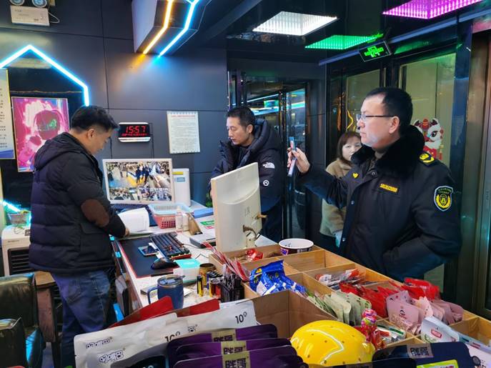 1月25日至26日，文化旅游廣電體育局副局長左桂華帶隊(duì)，市場(chǎng)管理股、文化綜合執(zhí)法大隊(duì)等7人參加，對(duì)轄區(qū)內(nèi)網(wǎng)吧、KTV，電子游樂場(chǎng)所進(jìn)行安全生產(chǎn)檢查，督促經(jīng)營場(chǎng)所加強(qiáng)消防安全自查及員工安全知識(shí)培訓(xùn)、演練。 (3)